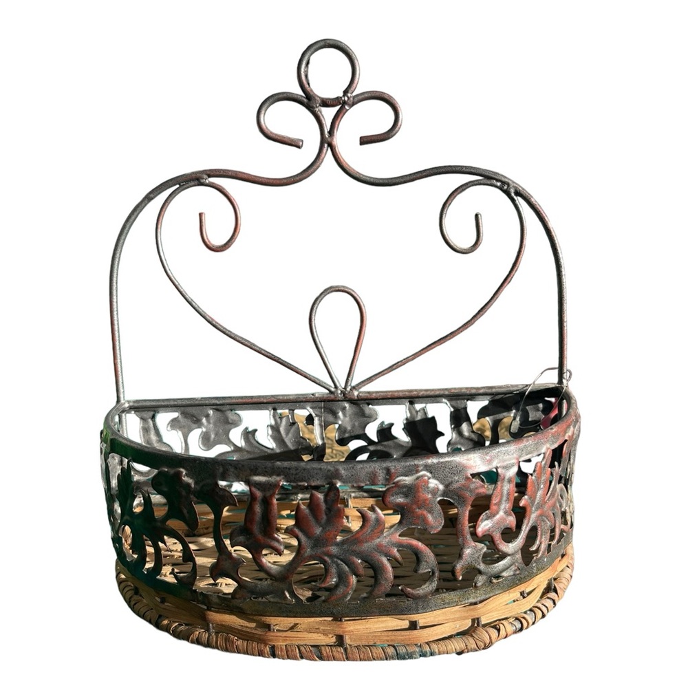 Vtg metal leaf design hanging basket
